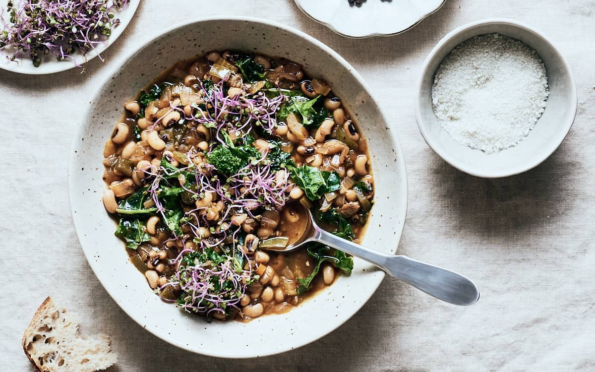 receta-de-sopa-de-guisantes-de-ojo-negro-cargados-con-espinacas-y-verduras