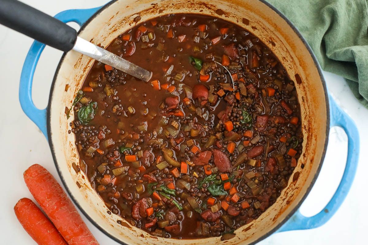 receta-de-sopa-de-lentejas-negras-y-verduras