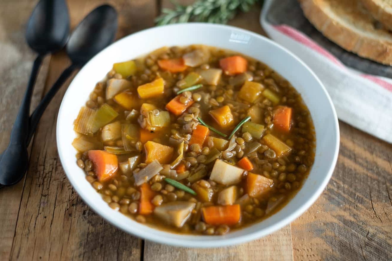 receta-de-sopa-de-lentejas-y-verduras-de-invierno