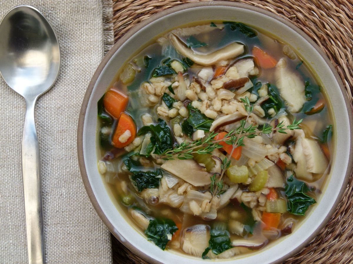 receta-de-sopa-vegana-de-champinones-y-col-rizada