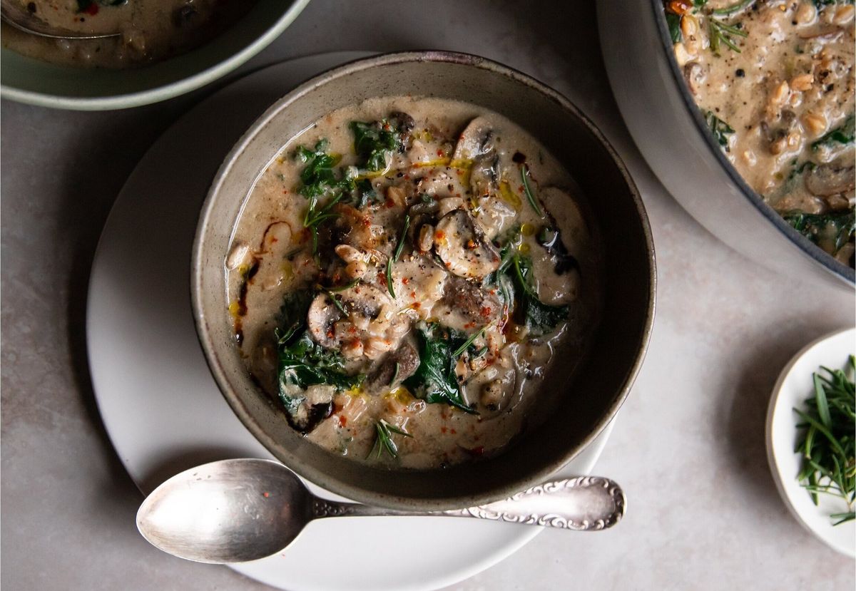 receta-de-sopa-vegana-de-champinones-y-farro