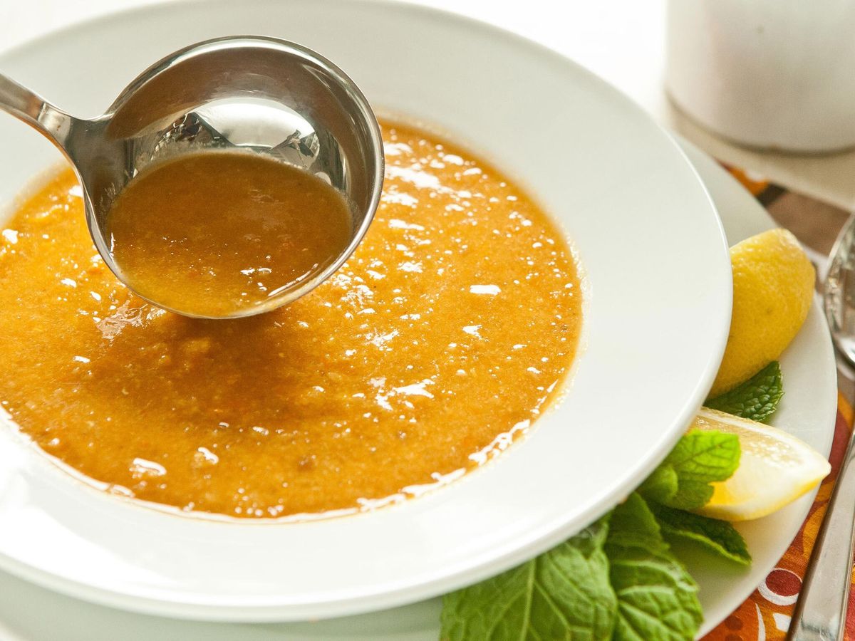 receta-de-sopa-vegana-de-lentejas-rojas-turcas