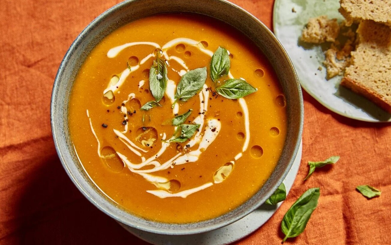 receta-de-sopa-vegana-de-tomate-y-albahaca