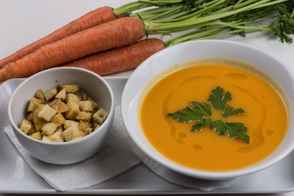 receta-de-sopa-vegetal-vegana-de-hojas-de-zanahoria